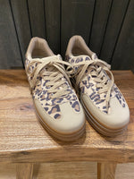 Sneakers i leomönster