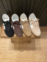 Sneakers i fyra färger