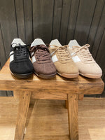 Sneakers i fyra färger
