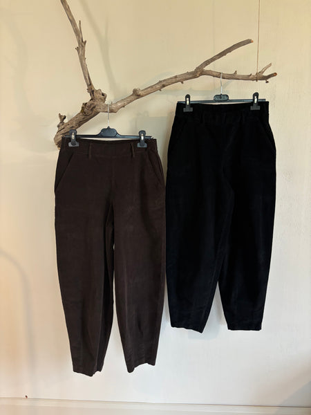 BLACK COLOUR Manchesterbyxor i två färger